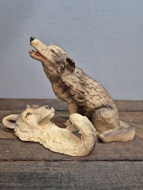 Rustic Wolf Decor Bundle - Textured Resin Figurine & Matching Wall Hook